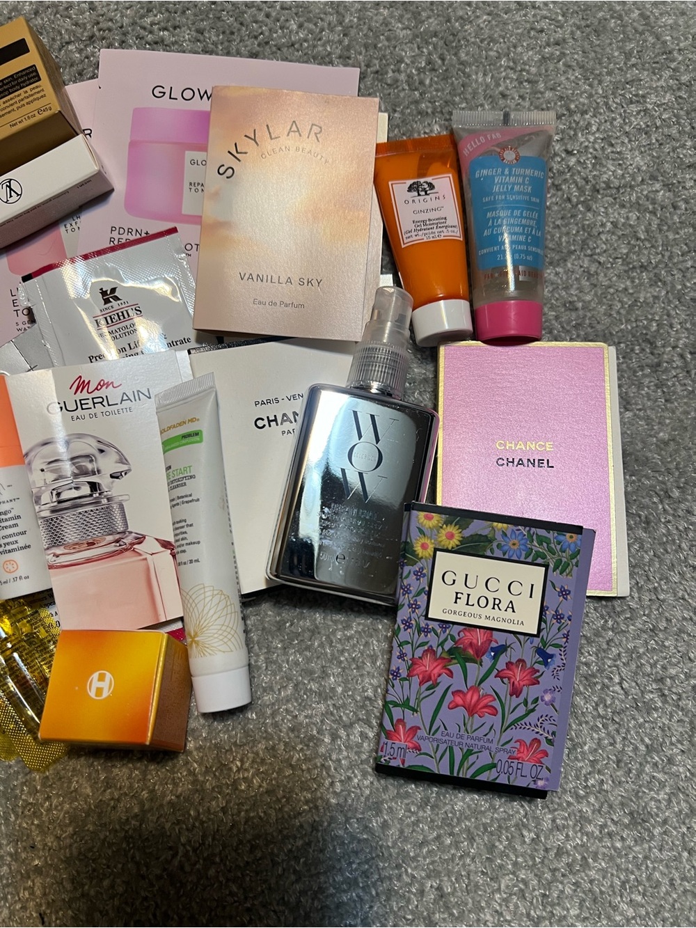 Assorted beauty samples with Olaplex Makeup Bag - Picture 5 of 5